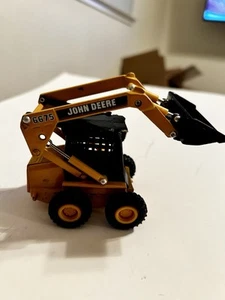 Ertl 1:32 Diecast Toy John Deere 6675 Skid Steer W/ Moveable 2" Bucket - Picture 1 of 7