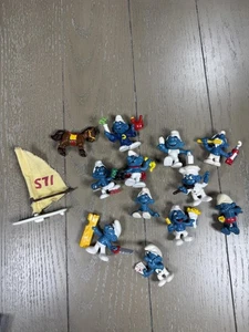 Vintage Schlümpfe PVC Figuren Konvolut 13 Mini Figuren gemischtes Zubehör Segel Pferd - Bild 1 von 8