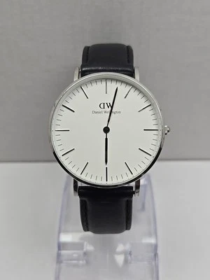 Reloj Daniel Wellington B15 Estuche Plateado Correa Cuero Negro Batería Nueva Funcionando Foto 1 de 4