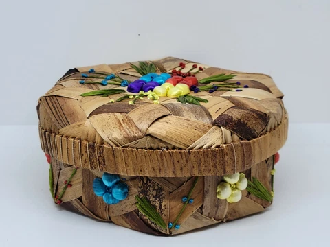 Vtg Handmade Woven Straw Raffia Basket Embroidered 3D Flowers 8" Round w/Lid Cover