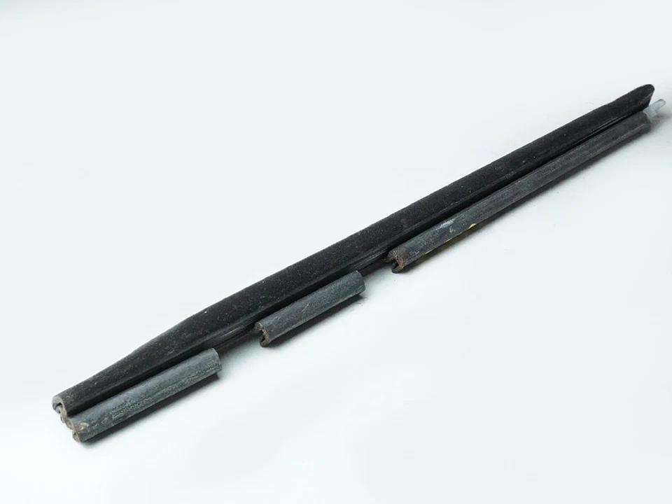 2003 - 2008 Mercedes Benz Sl Class R230 Sl500 Window Sill Weather Strip Lh Rear Foto 1 de 4