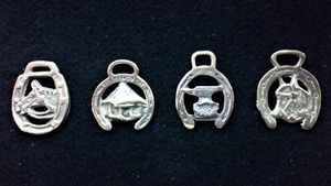 Small Horse Brasses Job Lot of 4 Bridle Brasses 3cm x 5cm - Picture 1 of 1