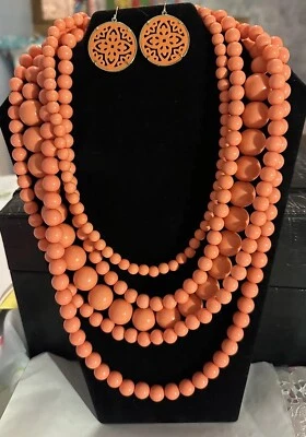 Conjunto de aretes tipo argolla de filigrana y collar de cuentas gruesas en capas de 26,5”-30” naranja Foto 1 de 4
