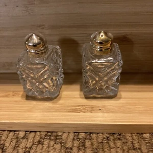 silver plated salt and pepper shaker top Clear Cute Small Glass Very Pretty - Picture 1 of 3