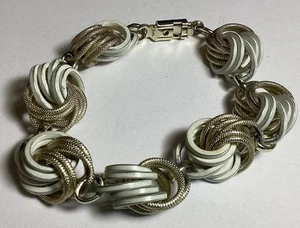 BRAZALETE ALEMANIA FIRMADO VINTAGE DORADO Y LAZOS BLANCOS MCM 8” BONITO - Imagen 1 de 10