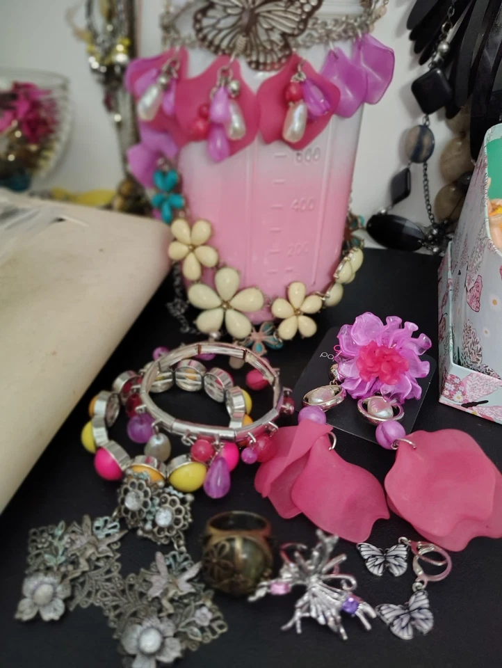 Esta es una mezcla de joyas de hadas y mariposas 🦋. Foto 1 de 1