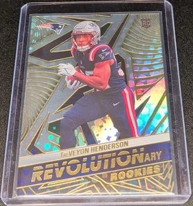Panini Revolution 2025 - Revolutionary Rookies TreVeyon Henderson #10 Patriots - Imagen 1 de 2