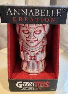 Geeki Tikis Annabelle 18 Unzen Keramiktasse Kreation Horror Neuheit gruselige Puppe Weihnachten - Bild 1 von 3