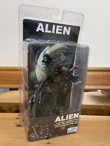 NECA Classic Alien from Aliens 9" Action Figure - with packaging - [Damaged]