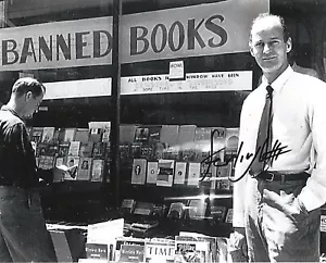 BEAT POET LAWRENCE FERLINGHETTI SIGNED 8X10 BANNED BOOKS LAST WALTZ SAN FRANCISC - Picture 1 of 1
