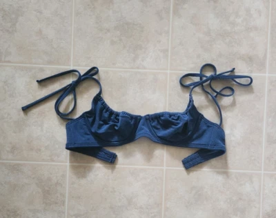 Top de bikini con corbata brillante Abercrombie & Fitch, talla XS, azul Foto 1 de 4