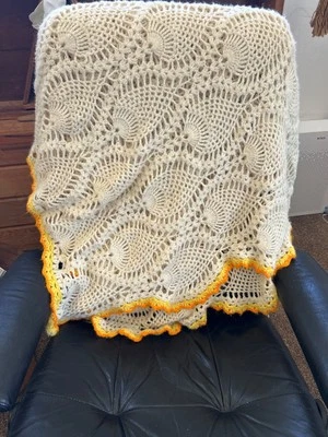 granny blanket, interesting design w yellow border 50 x 85 Foto 1 de 4