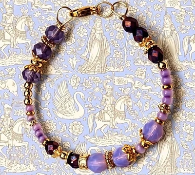 Pulsera artesanal chapada en oro de 18 quilates de vidrio iluminador ópalo lavanda púrpura Foto 1 de 4