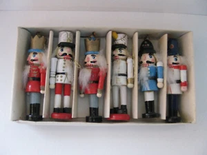 SOLDIERS  (NUTCRACKER LOOK)  6 WOOD ORNAMENTS, HANDPAINTED VINTAGE, 4" - Imagen 1 de 6