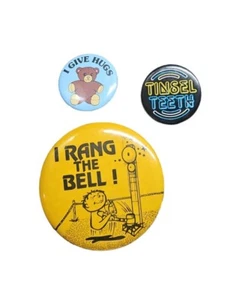 Vintage Buttons Pin Rückseite Lametta Zähne Ich gebe Umarmungen Ich klingelte - Bild 1 von 2