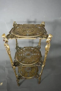 Pedestal de latón francés ornamentado raro soporte para plantas 3 estantes Hollywood Regency - Imagen 1 de 9