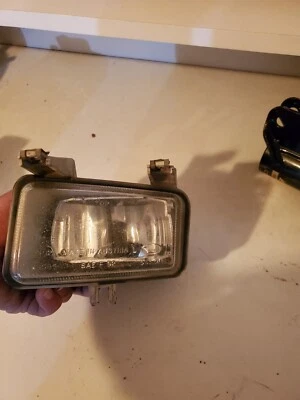 Luz antiniebla Saab 900 1996 lado del conductor Foto 1 de 4