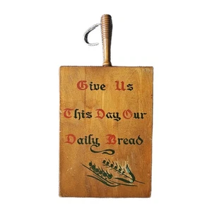 Tabla de cortar de madera de colección placa de pared danos este día pan diario 16" - Imagen 1 de 4
