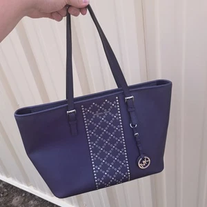 Borsa a mano Michael Kors viola con borchie logo tote borsetta tracolla portachiavi in pelle - Foto 1 di 13