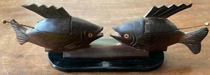 DE COLECCIÓN~ÚNICO~MADERA DE CAOBA~BODEGAS DE SAL Y PIMIENTA DE PESCADO~CUCHARAS DE LATÓN ORNAMENTADAS~GENIAL - Imagen 1 de 12