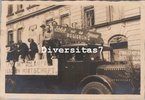 Foto, 01.05.1951 Lkw mit Banner Schluß mit der Adenauer Regierung, 01 D/86 - Bild 1 von 2