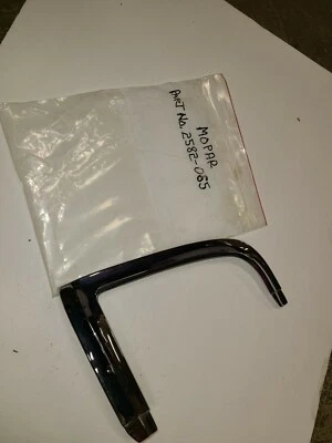 Moldura para mano izquierda Mopar NOS 1966 Plymouth Fury II 2582065 Foto 1 de 4