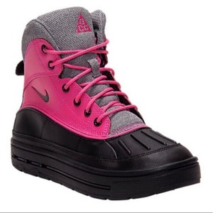 pink nike boots womens