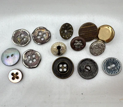 LOTE DE 14 BOTONES REDONDOS DE METAL RETRO DESAJUSTADOS IDEALES PARA HACER JOYAS ARTESANALES Foto 1 de 4