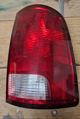 Luz trasera derecha lado del pasajero # 2011-2012-2013-2014-2015-2018 Dodge Ram 1500 OEM Foto 1 de 2