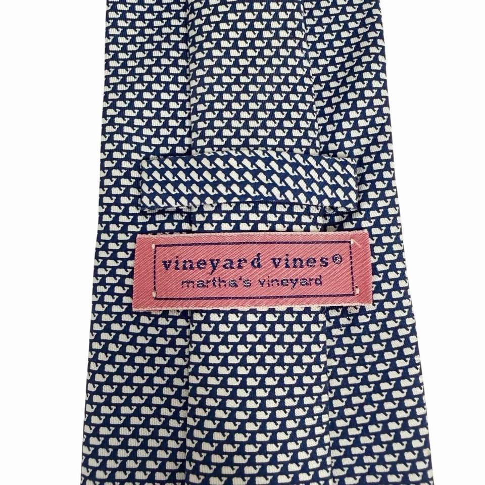Corbata para hombre Vineyard Vines AOP logotipo de ballena azul marino/blanco seda EE. UU. 3,5" (W) 59" (L) guc Foto 1 de 4