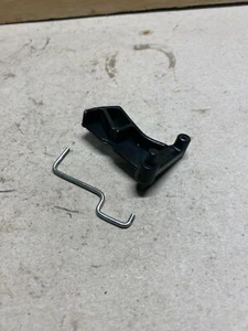 Gatillo y acoplamiento de una motosierra Craftsman modelo 358.352360, 2.0CID, 6" - Imagen 1 de 2