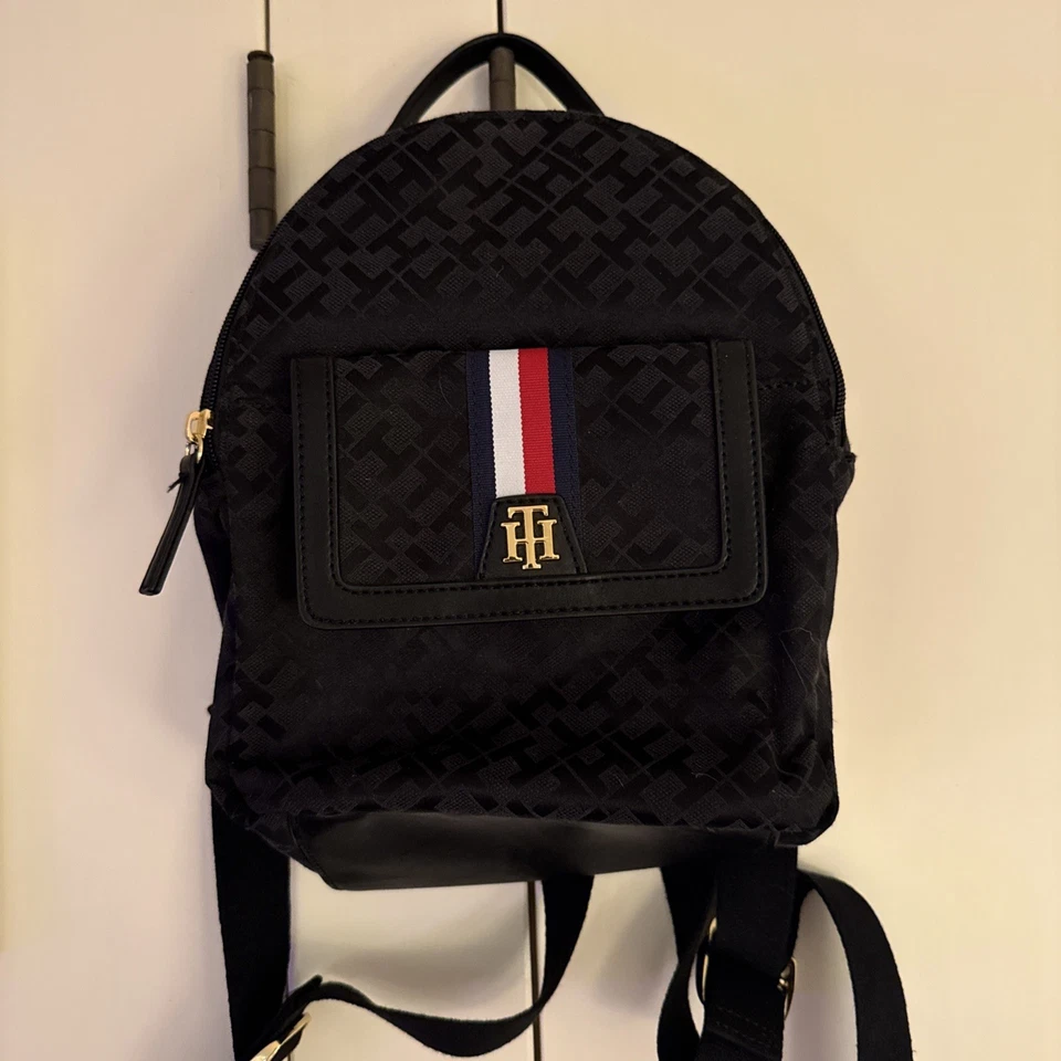 Tommy Hilfiger Mochila Pequeña Monograma Negra con Medallón NUEVA Foto 1 de 4