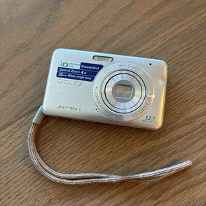 Sony Cyber-Shot fotocamera digitale DSC-W310 12,1MP argento non testata. Così com'è per ricambi - Foto 1 di 4