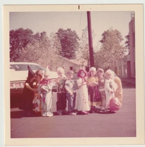 VINTAGE PHOTO/SNAPSHOT: KIDS IN CLOWN, WITCH, ETC. HALLOWEEN COSTUMES - Picture 1 of 1