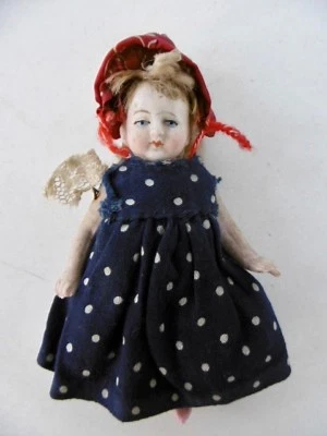 PETITE MIGNONETTE ANCIENNE TOUT EN BISCUIT HT 10,5 cm - Photo 1/4