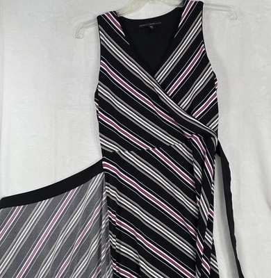 Vestido White House Black Market pequeno maxi envoltório preto rosa listrado sem mangas - Imagem 1 de 4