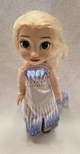 Frozen 2 Magic in Motion Königin Elsa Prinzessin, Fee & Magie 14" Puppe singt/licht - Bild 1 von 6