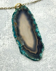 Collar colgante de ágata druzy natural teñido de verde en cadena fina de eslabones de cable de 18 pulgadas - Imagen 1 de 7