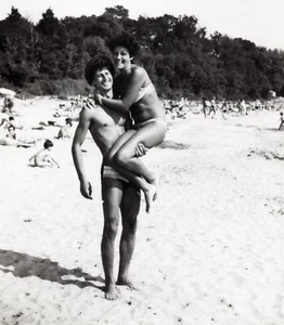 JUNGS & MÄDCHEN PFERTEN Strand Spaß gutaussehender Kerl hübsche Frau Vintage Gay int +8102 - Bild 1 von 2