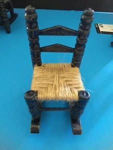 1 CADA mecedoras de madera rústicas miniaturas con asiento de caña verde artesanal - Imagen 1 de 8