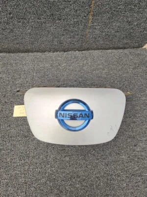 Cubierta de puerto de carga Nissan Leaf 2011-2012 con bisel, soporte, pestillo plateado Foto 1 de 4