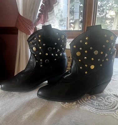 Botines con tachuelas de cuero negro A J Valenci para mujer 9 M Foto 1 de 4