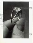 1985 Press Photo Woman holding stolen and recovered diamond ring - afa64998