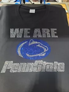 Camicia Penn State Nittany Lions con scollo a V con strass - Bling Donna Siamo - Foto 1 di 2