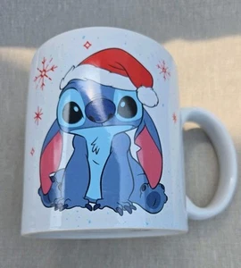 Disney Lilo & Stitch Übergröße 20 Unzen Weihnachtstasse STITCH Nikolausmütze Schneeflocken - Bild 1 von 5