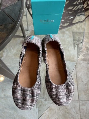 Corbatas Mojave, talla 8, ligeramente usadas. Viene con caja, flor, bolsa para el polvo. Foto 1 de 4