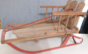 Antiguo trineo de madera de colección con respaldo y rieles corredores de metal y mango - Imagen 1 de 11