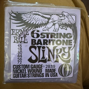 Ernie Ball 2839 Bariton Slinky kleine Ball-End Gitarrensaiten; Stärke 13-72 - Bild 1 von 2