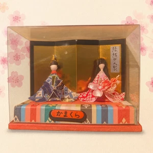 🎎 Espositore Bambole Giapponesi Vintage - Kamakura Hasegawa Ningyō in Astuccio | - Foto 1 di 11