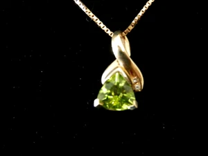 Hermoso colgante de peridoto de billón de oro amarillo de 14K con collar #1353 - Imagen 1 de 4